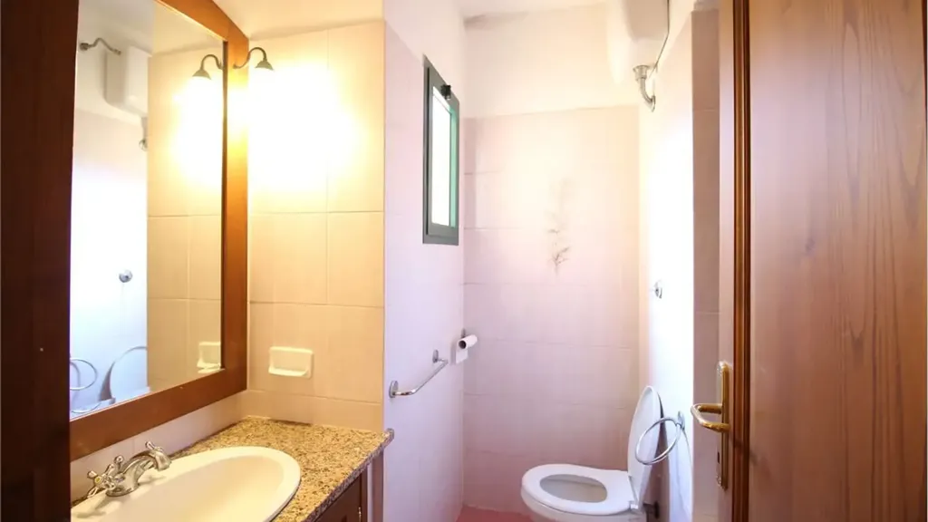 Salles de bain - Spacious Apartment with Courtyard in Buti