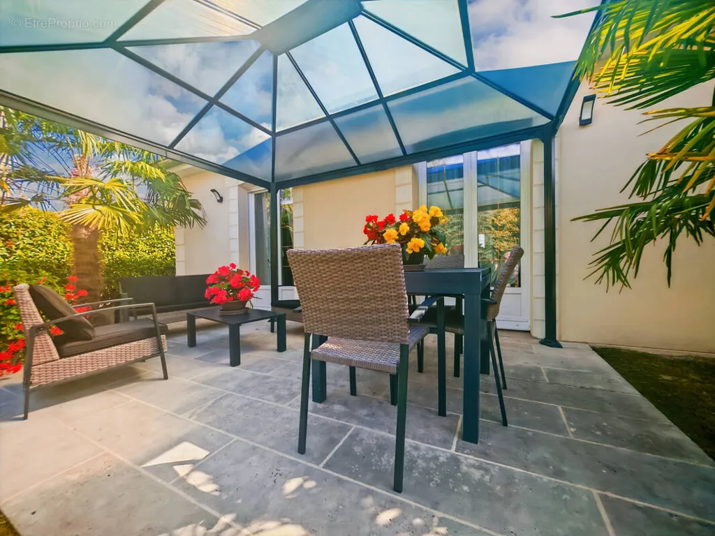 Terrasse - Maison de Plain-Pied avec Sous-Sol à Compertrix