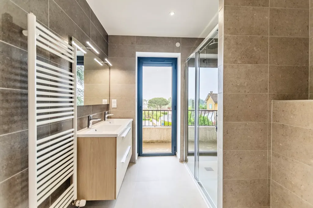 Salles de bain - Maison de Caractère avec Terrasse à Écully