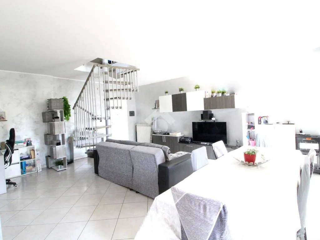 Elutuba - Penthouse Apartment with Balcony in Pianezza