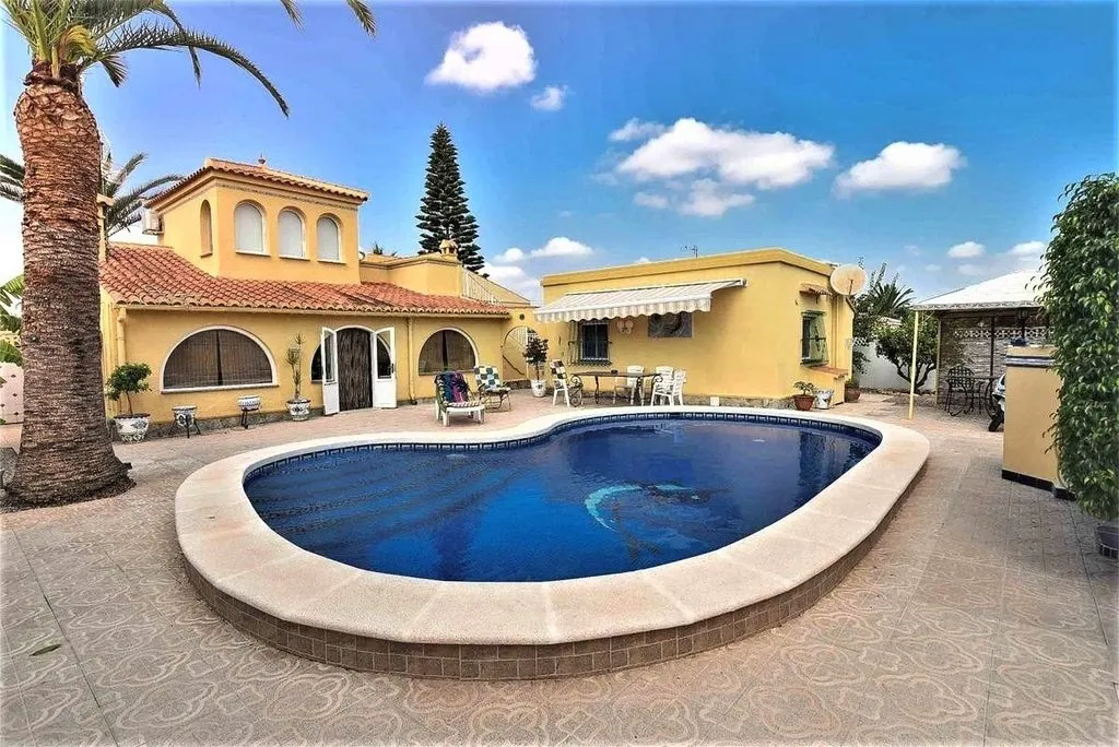 Bassein - Detached Villa with Pool in Torrevieja