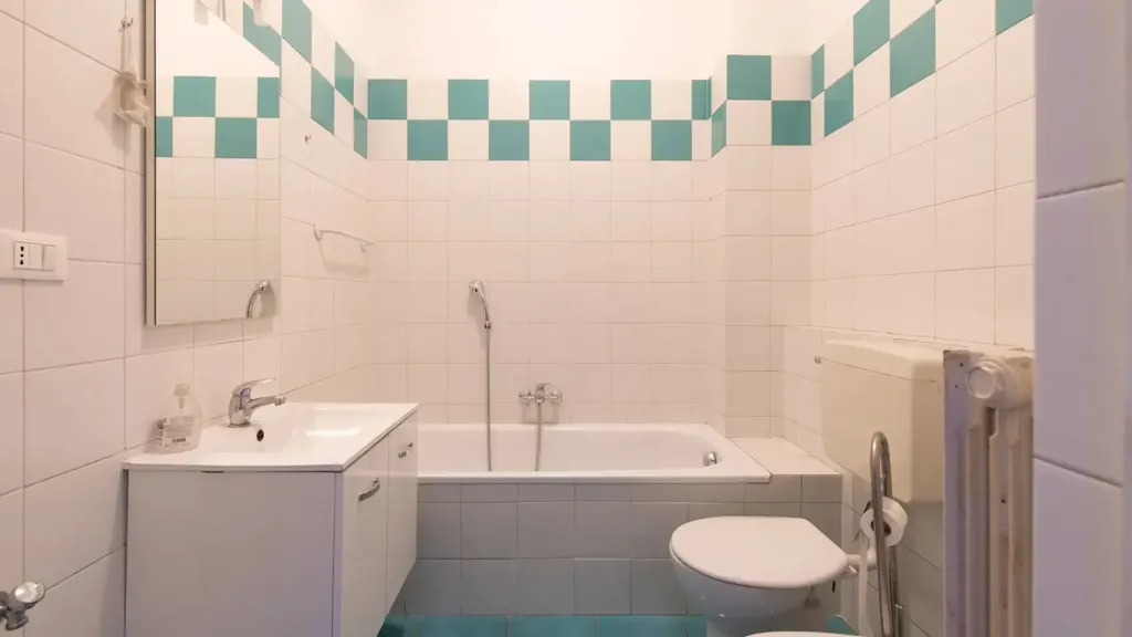 Bathrooms - Liberty Style Apartment with Bow Window in Turin