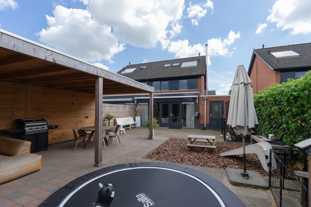 Terrass - Two-Storey House with Garden in Angeren