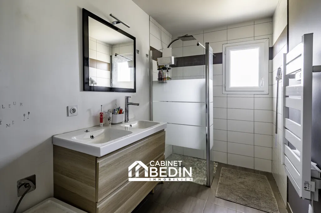 Salles de bain - Maison Moderne avec Piscine près de Saint-André-de-Cubzac