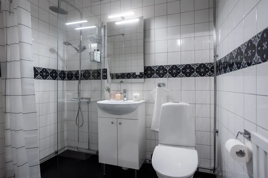 Salles de bain - Efficient Studio Flat with Balcony in Kvarnberget