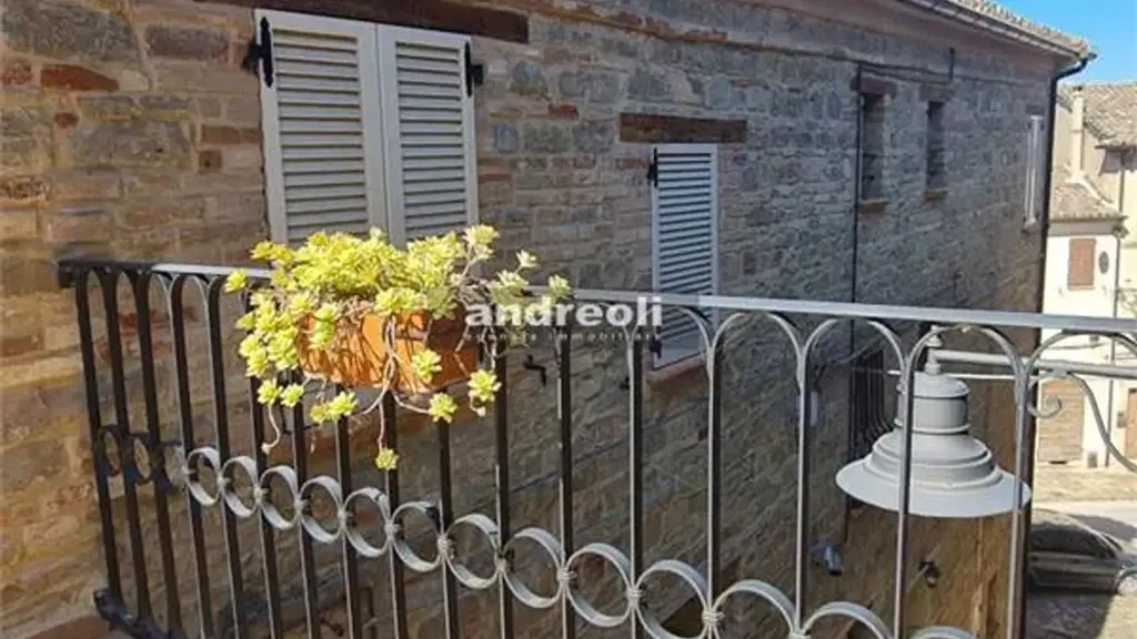 Balcon - Restored Stone Townhouse in Castelplanio