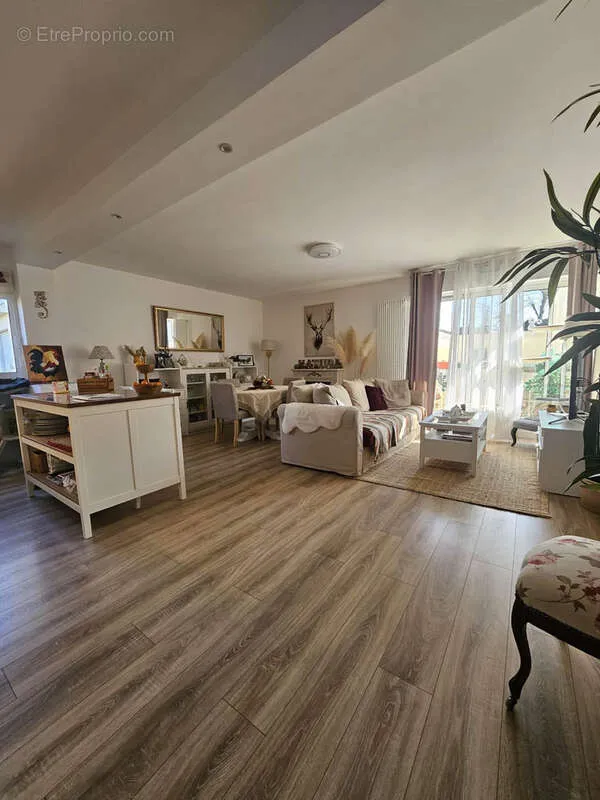 Séjour - Appartement Refait à Neuf avec Balcon à Vernon