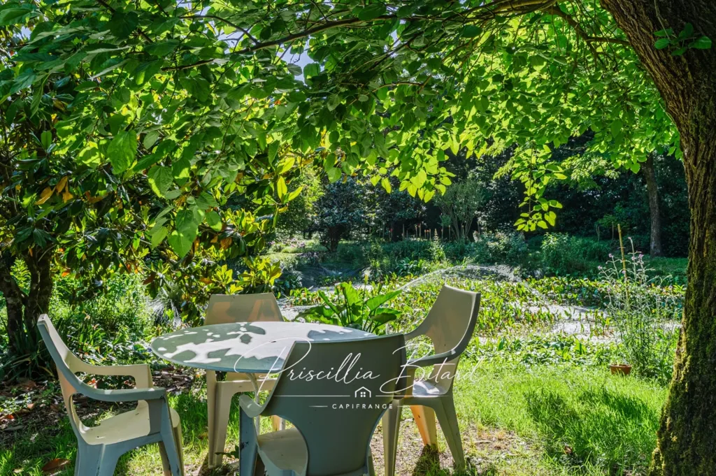 Giardino - Historic Château with Garden in Le Thou