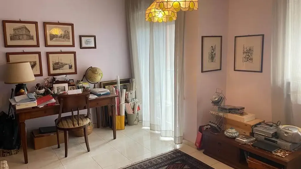 Bureau - 5-Room Apartment in Quiet Area, Siracusa