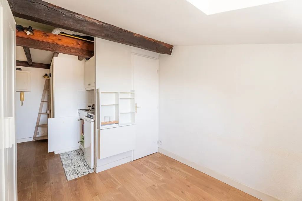 Pièces - Studio Meublé avec Vue Dégagée à Bordeaux