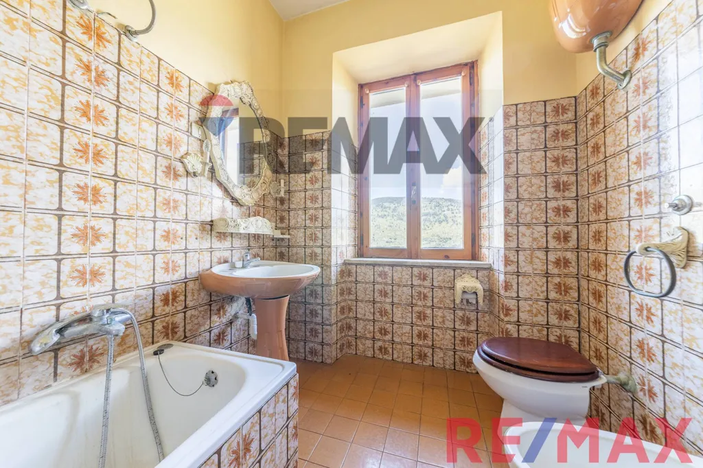 Salles de bain - Apartment with 50m² Cellar in Sonnino