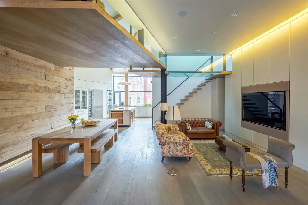 Living Room - 3-bedroom property in London