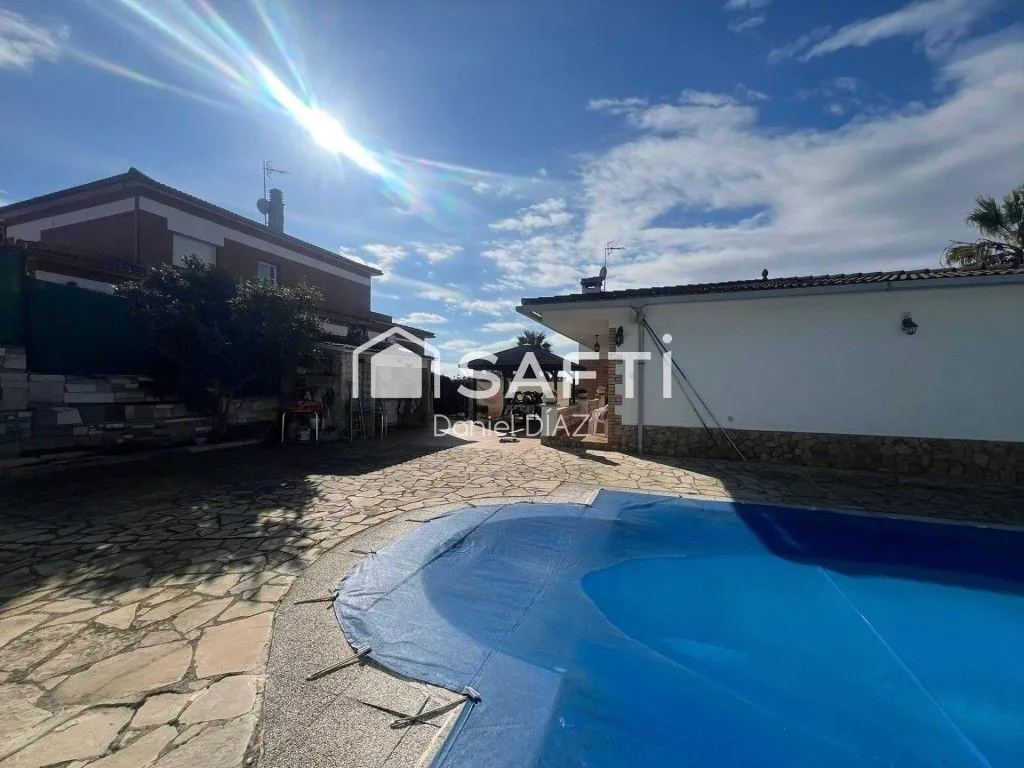 Piscine - Luxury Villa with Mountain Views in Lloret de Mar