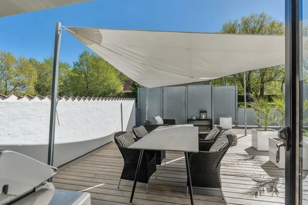 Terrasse - Villa with Garden and Forest View in Trekroner