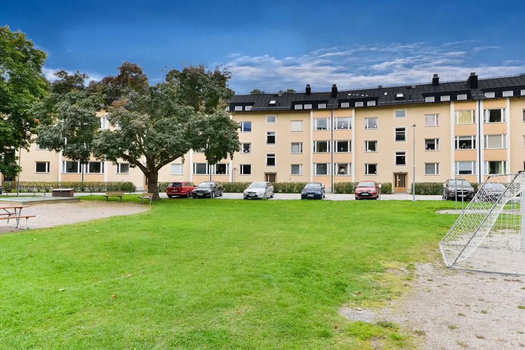 Aed - Efficient 1-Bedroom Flat with Inner Courtyard in Kallhäll