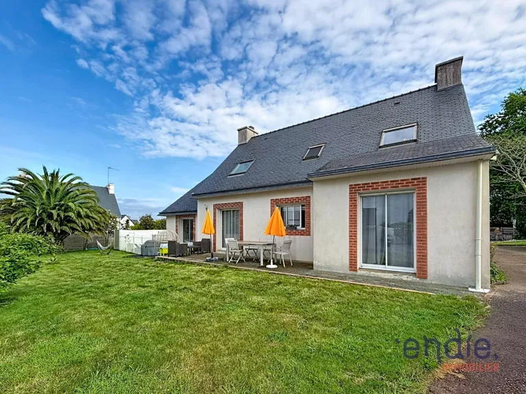 House with Swimming Pool in Saint-Évarzec