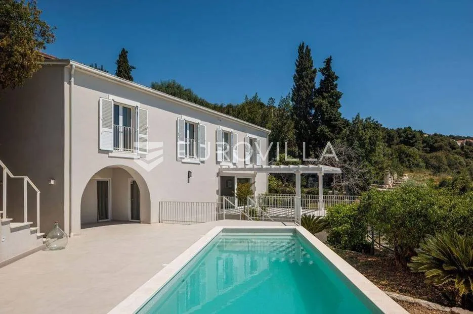 Piscine - Renovated Villa with Private Marina in Trogir