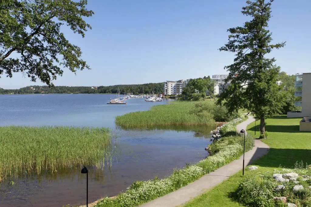 Giardino - 4th Floor Apartment with Large Balcony in Kallhäll