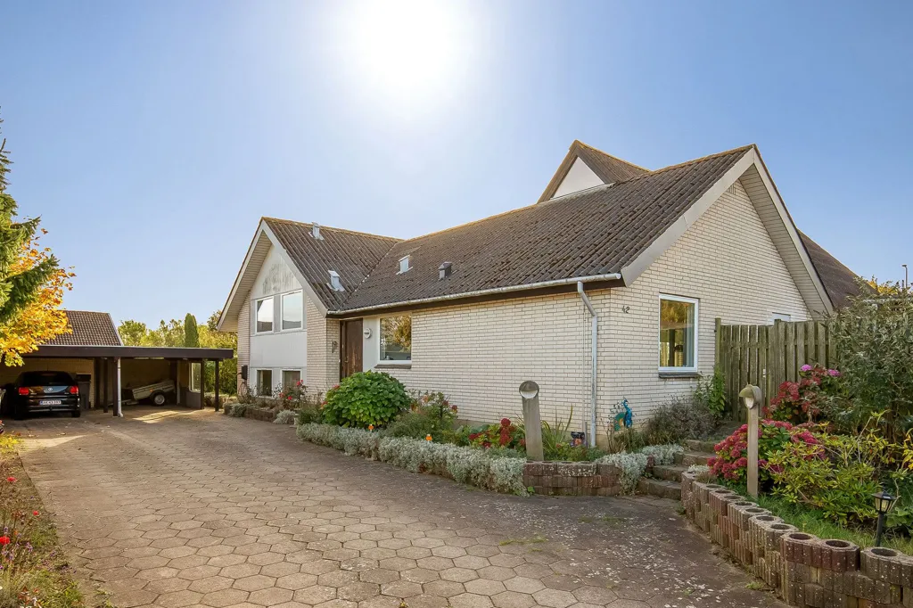 Välivaade - Split-Level House with West-Facing Garden in Erritsø