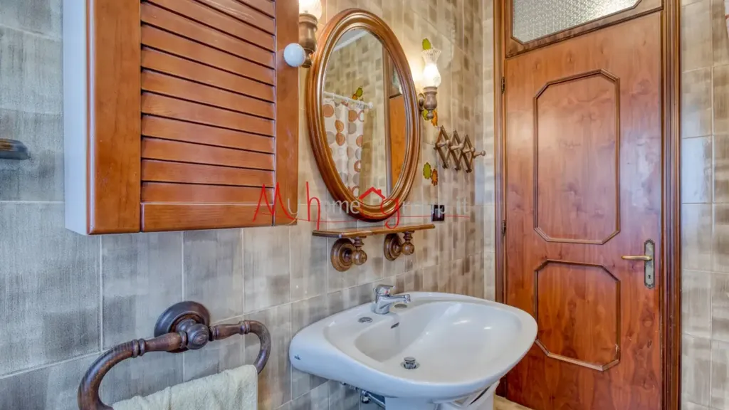 Bathrooms - Four-Bedroom Apartment with Balconies in Padova