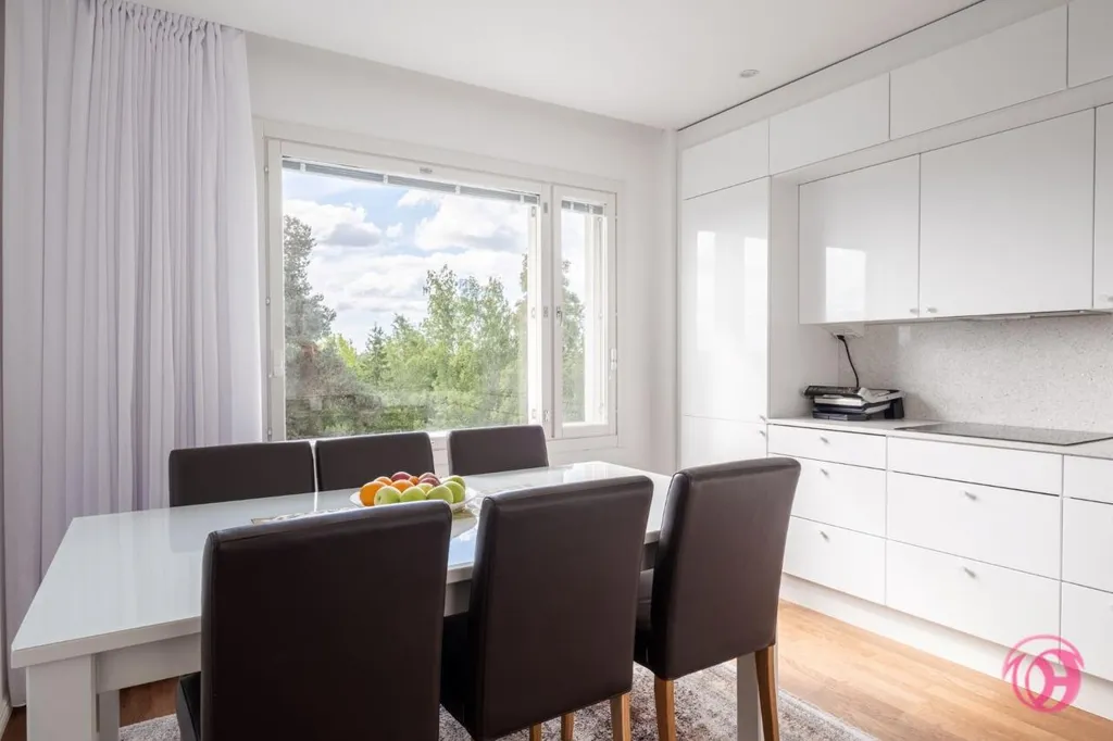 Salle à manger - Modernised Apartment with Balcony in Martinlaakso