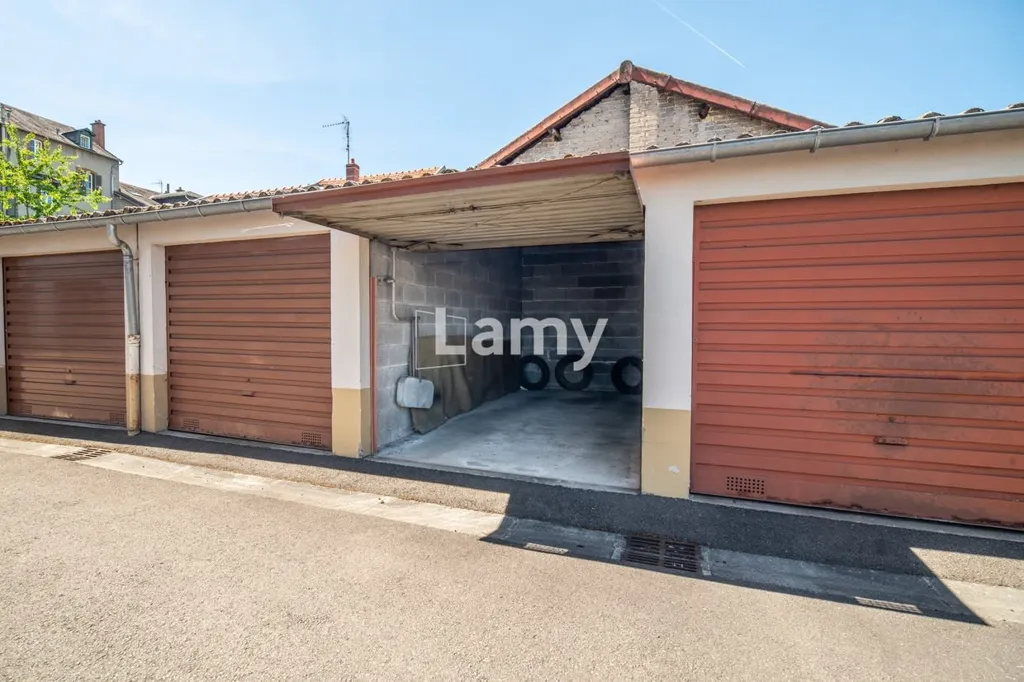 Garage - Appartement Rénové avec Garage à Limoges