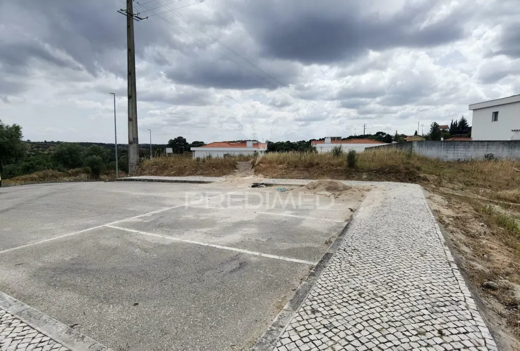 Giardino - Urban Plot with Utilities in Alcanena