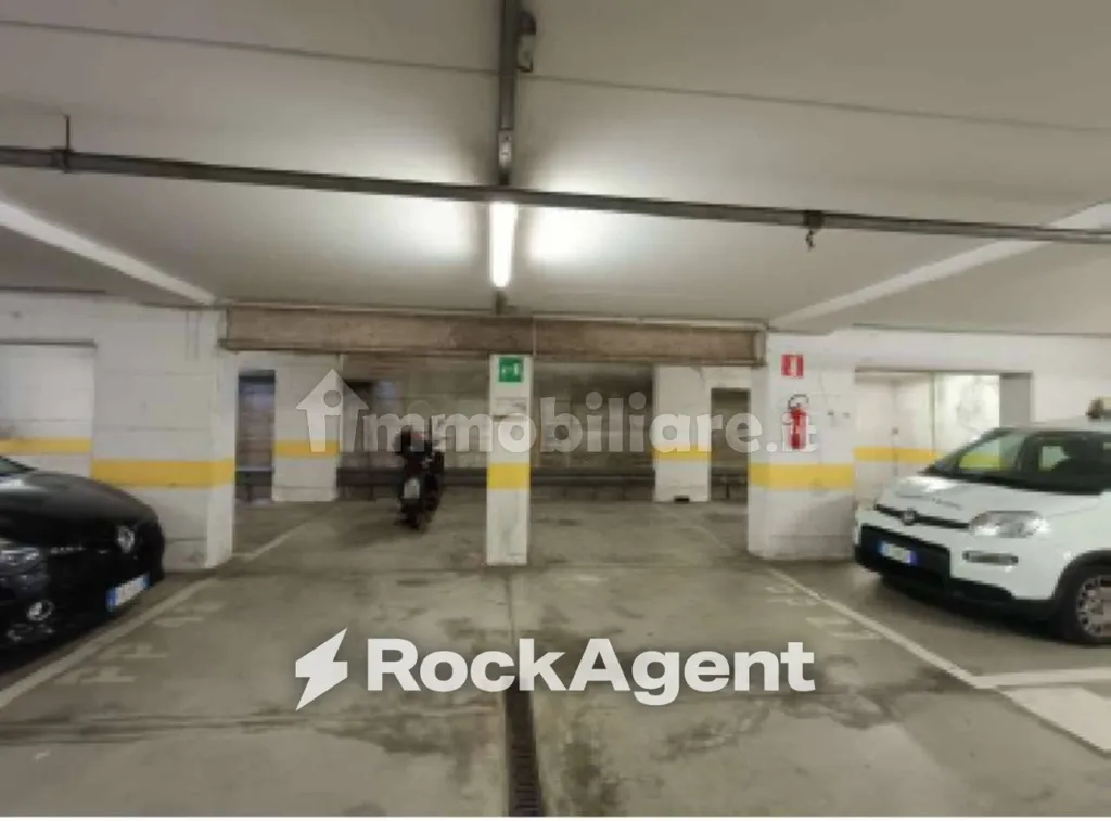 Garage - Office Space with Parking, Genoa