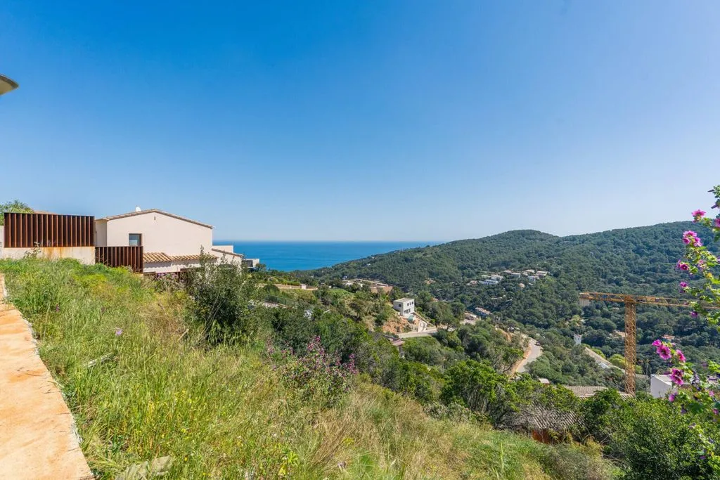 Aed - South Facing Plot with Sea Views in Begur