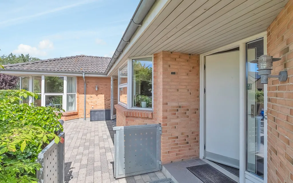 Terrass - Spacious Villa with Garden in Skæring