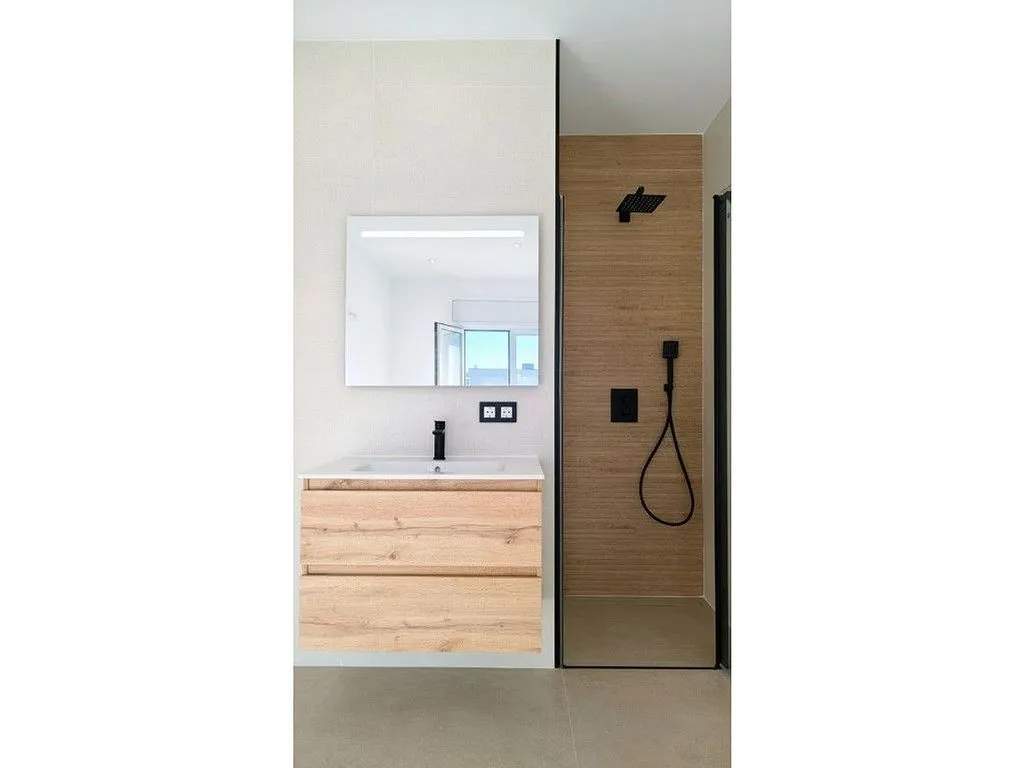 Bathrooms - Modernised Chalet with Pool in Empuriabrava