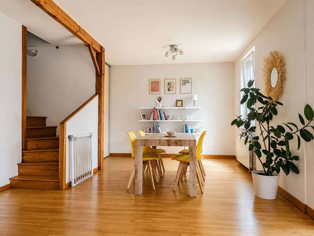 Comedor - 8-Piece House with Pool in Les Martres-de-Veyre
