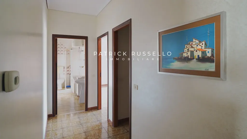 Esik - Spacious Apartment with Triple Exposure in Caposoprano, Gela