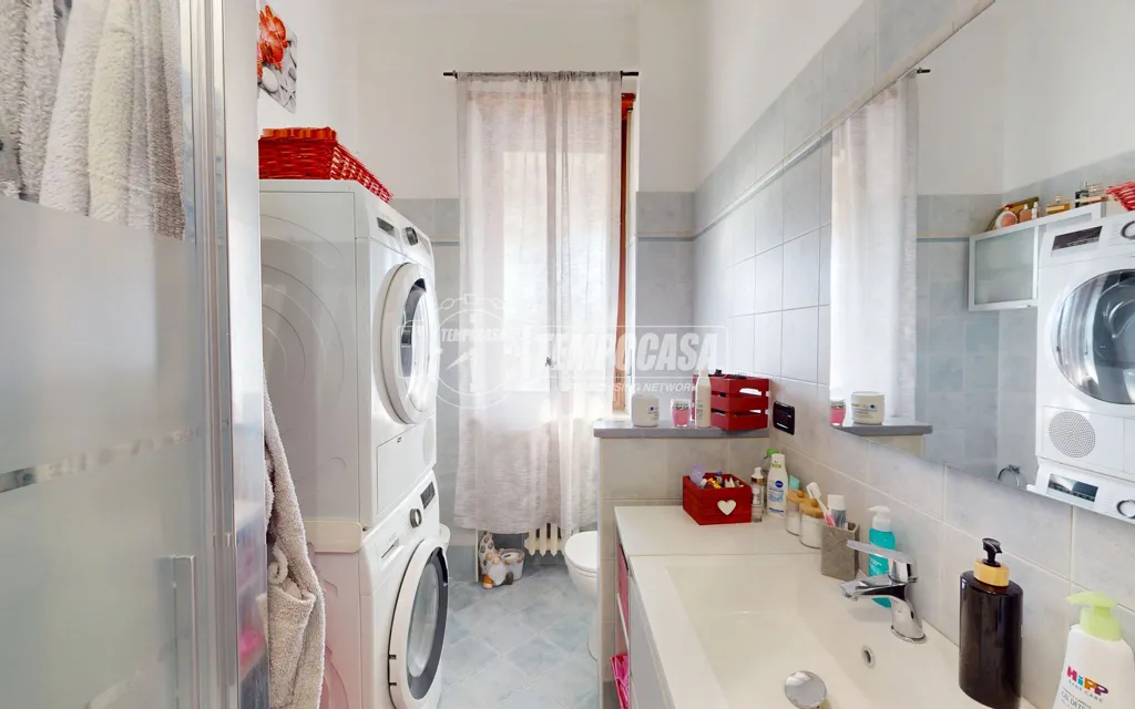 Salles de bain - Rear-Converted Apartment with Balcony in Turin