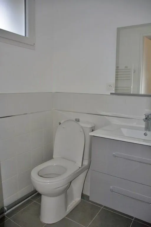 Salles de bain - Appartement 2 Pièces avec Parking à Épône