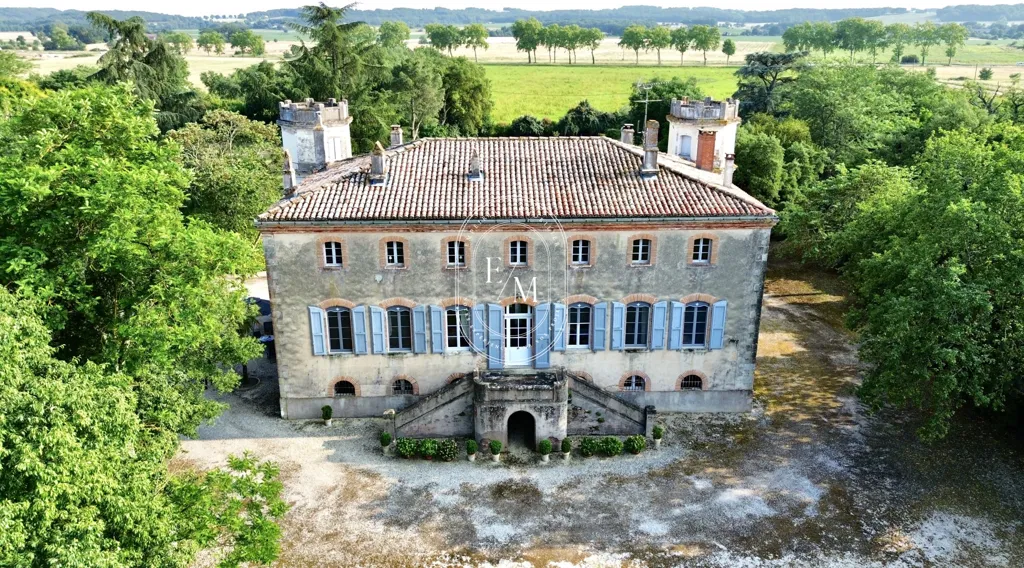 Vue aérienne - Château Historique avec Parc à Saint-Sulpice-La-Pointe