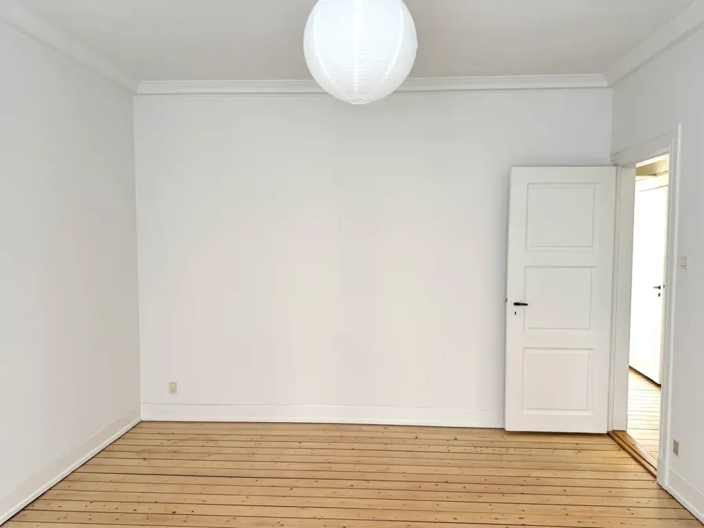 Rooms - 2-Bedroom Apartment with High Ceilings in Aalborg