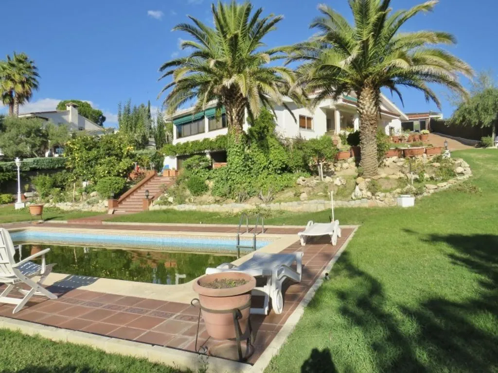 Piscine - Luxury House with South-Facing Views in Algete