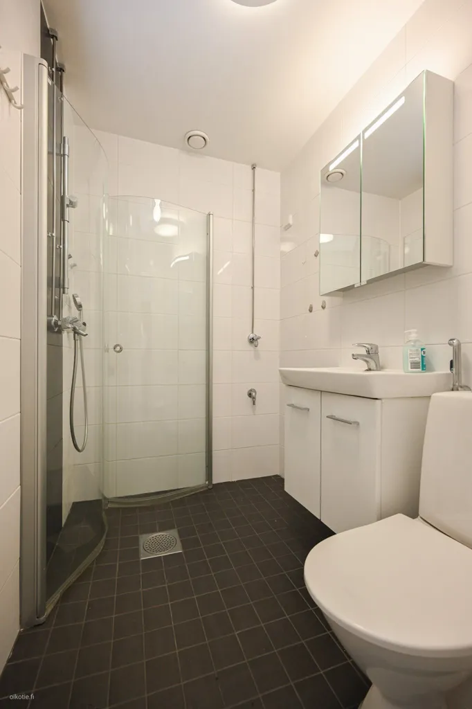 Salles de bain - Bright Penthouse with Balcony in Helsinki