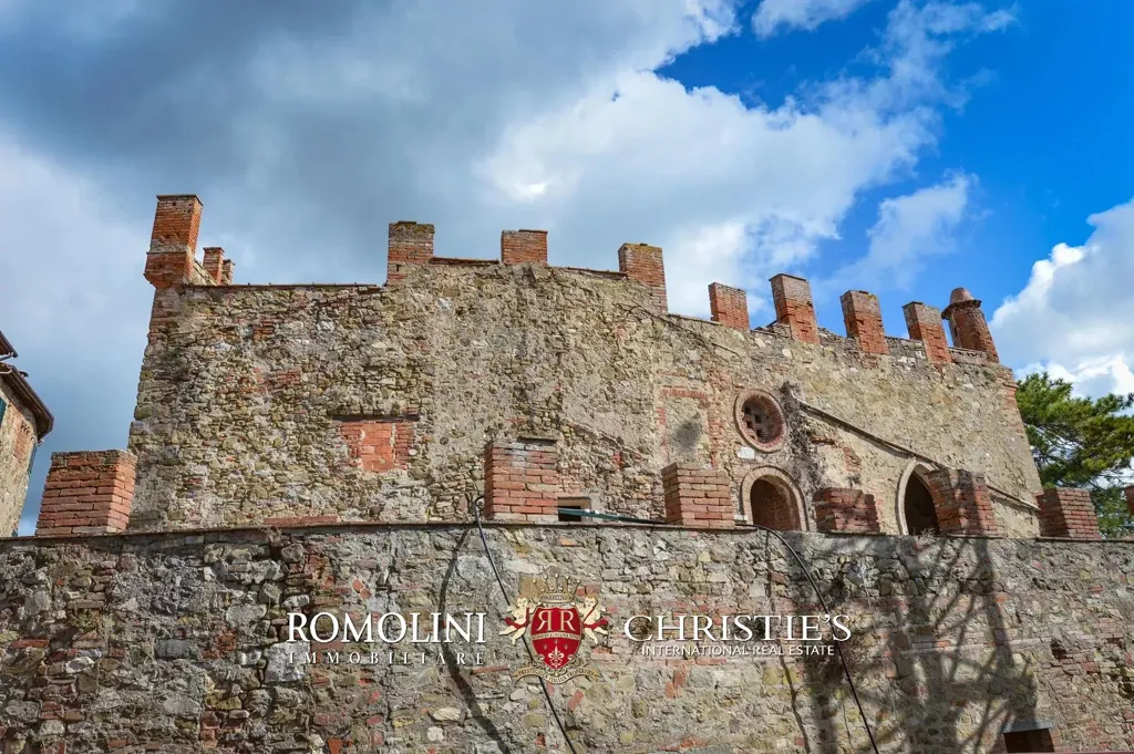 Välivaade - Medieval Castle for Restoration in Chianti Valley