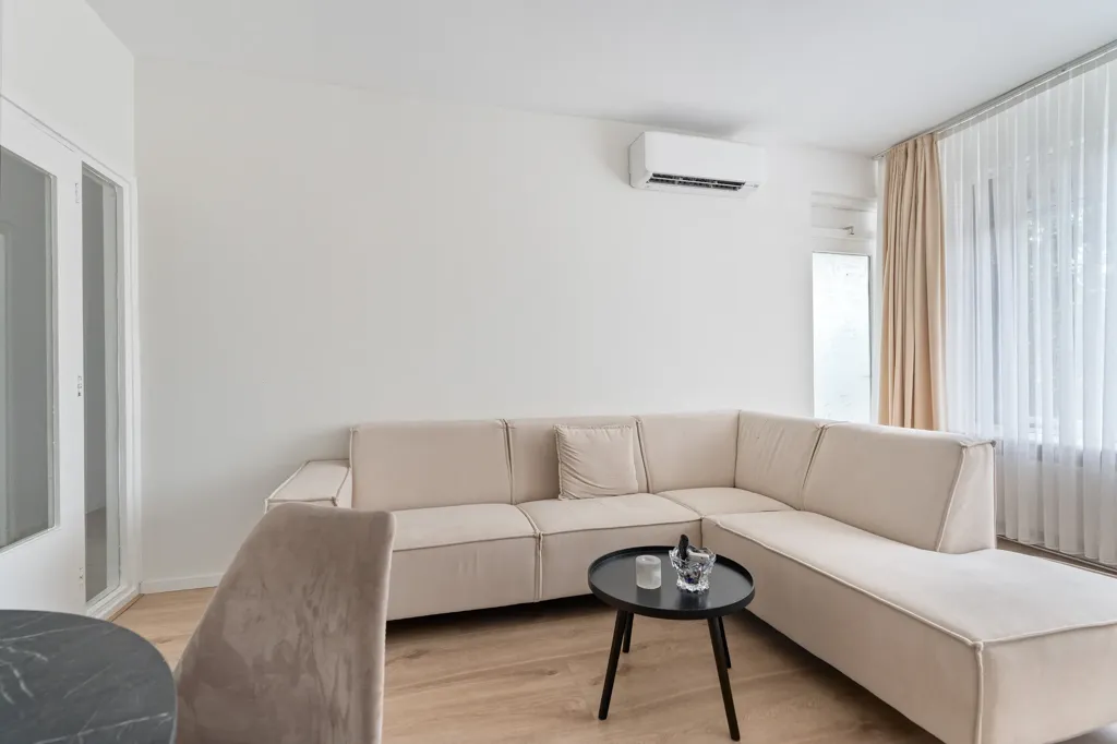 Séjour - Four-Bedroom Apartment with Balconies in Rotterdam
