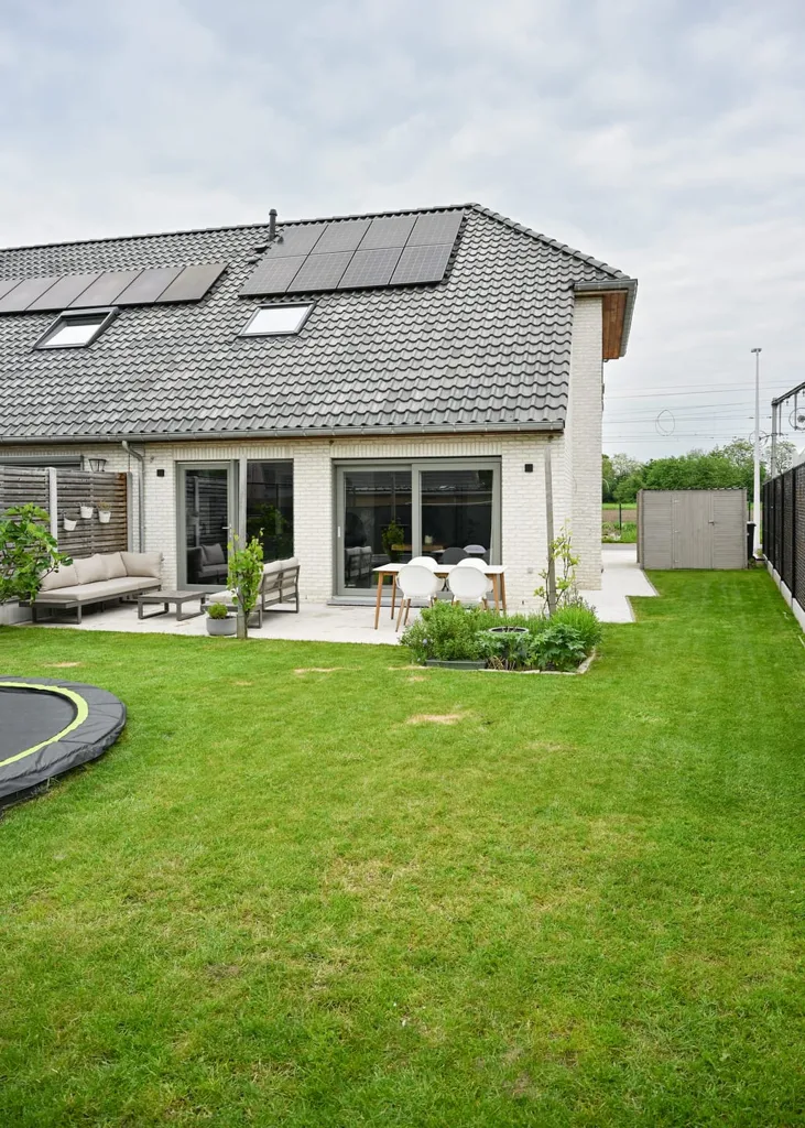 Aed - Modern New Build with Solar Panels in Lede