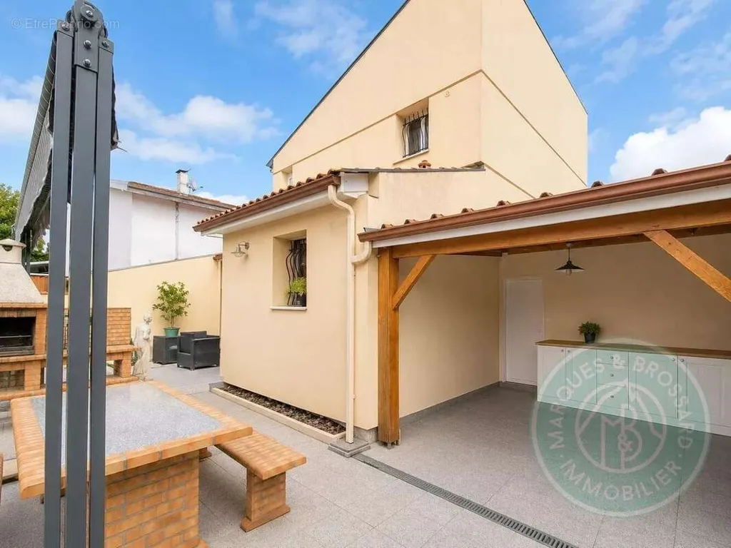 Terrasse - Maison Familiale avec Panneaux Solaires et Jardin à Proximité