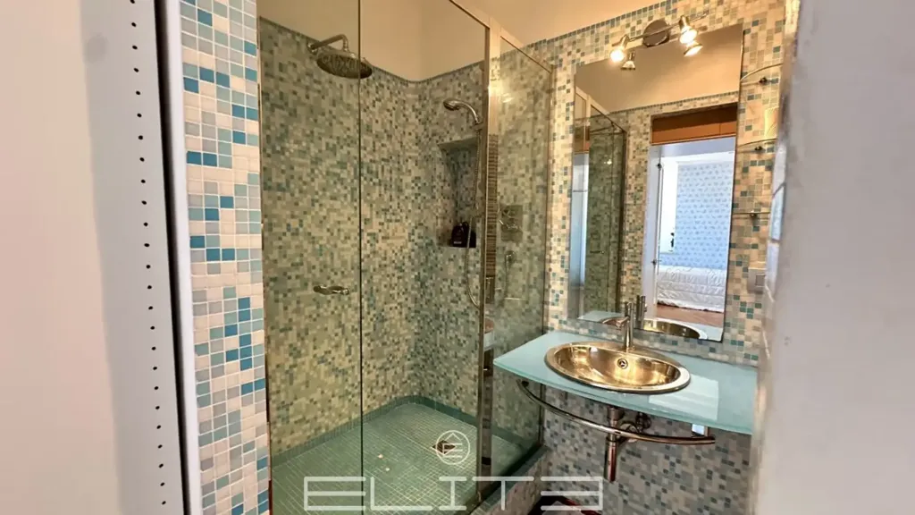 Bathrooms - Modernised Apartment with Balcony in Ancona