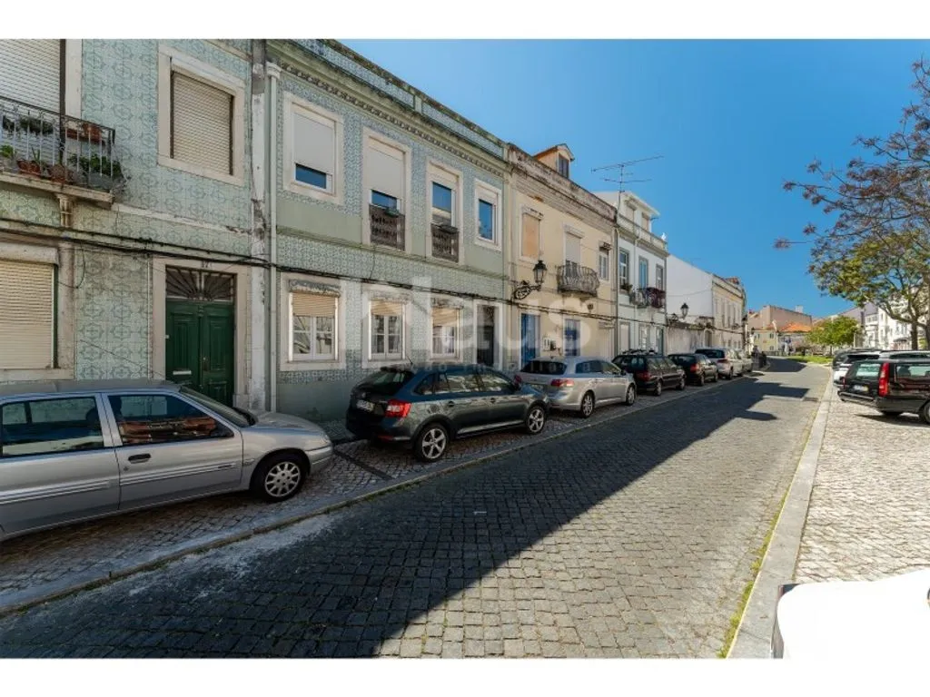 Välivaade - Century-Old Apartment Complex in Seixal
