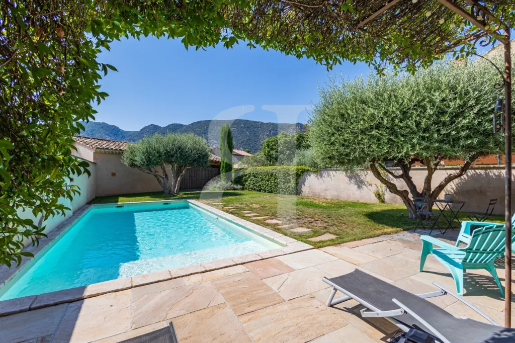 Piscine - Maison Contemporaine avec Piscine à Ménerbes