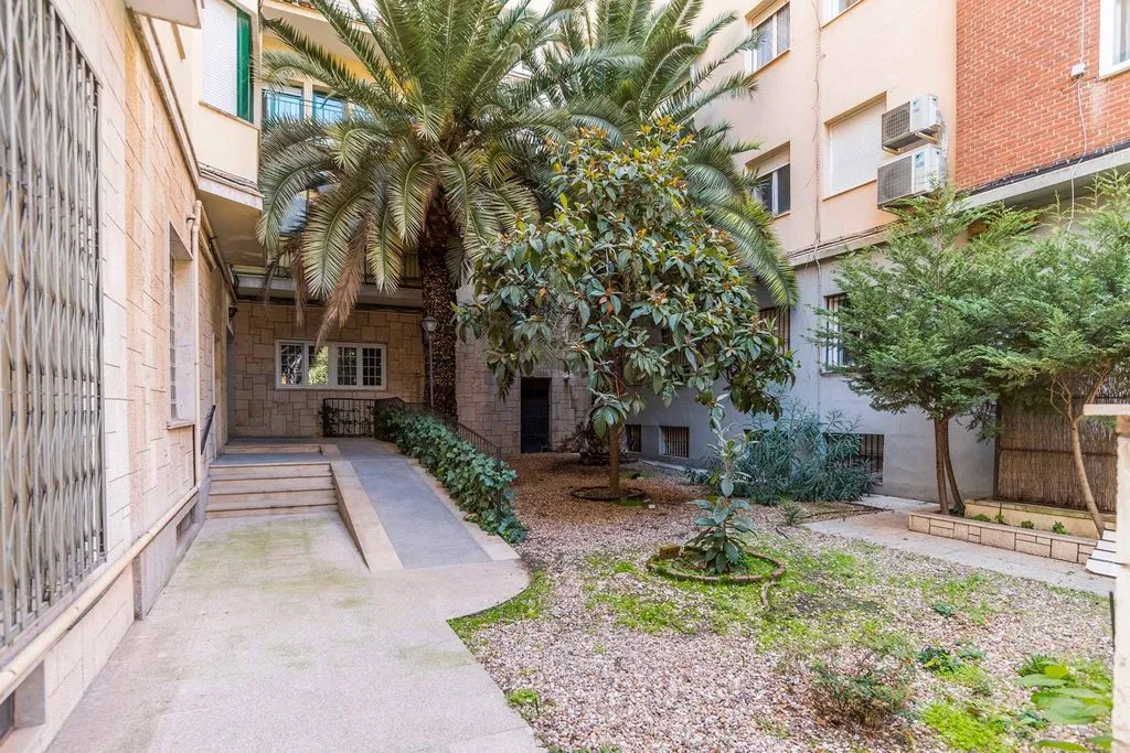 Jardin - Renovated Flat with City View in Madrid