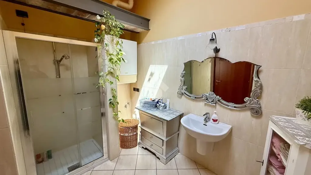 Vannitoad - Two-Storey Apartment with Balcony in Guastalla