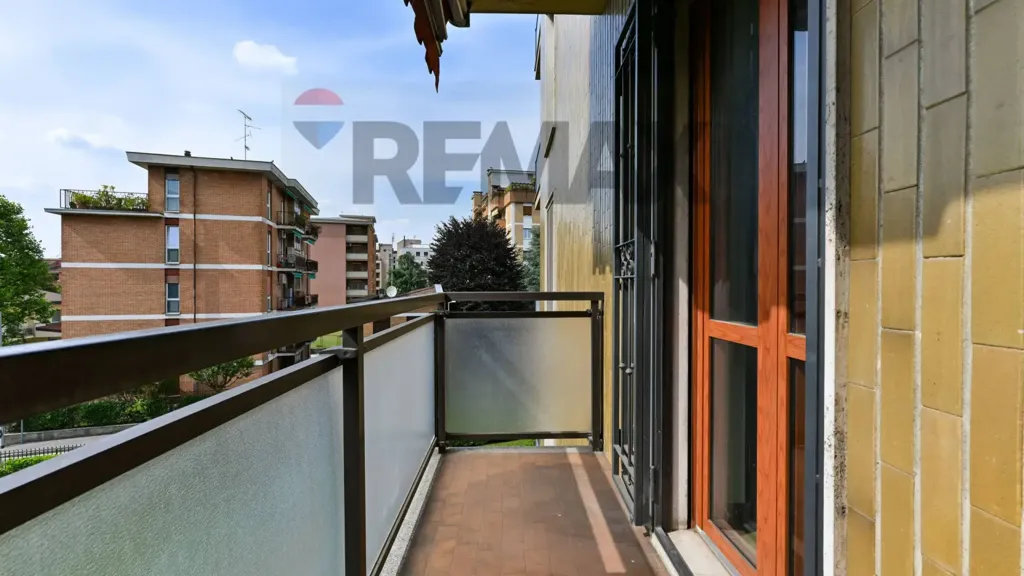 Rõdu - Bright Three-Bedroom with Park Views in Vedano al Lambro