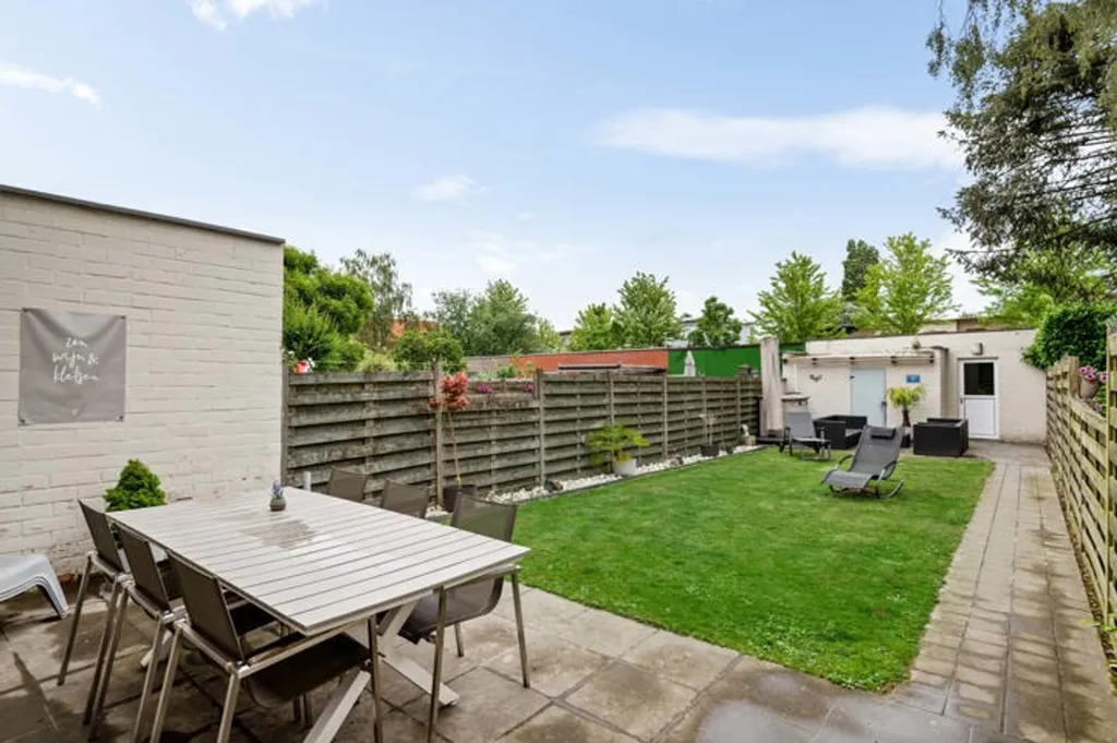 Jardin - Maison avec Deux Garageboxes à Aartselaar